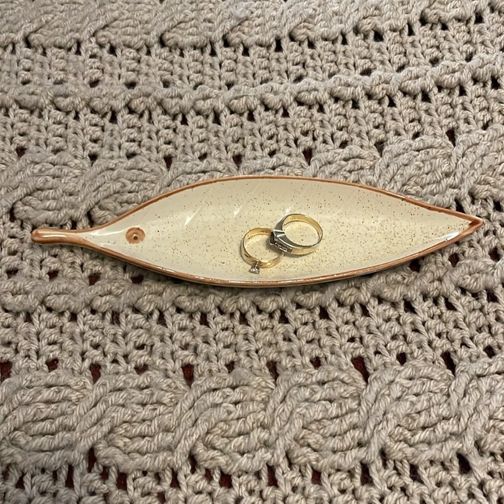 (4) Pier 1 leaf incense burner. Can be used in so many ways like sushi Cream/tan